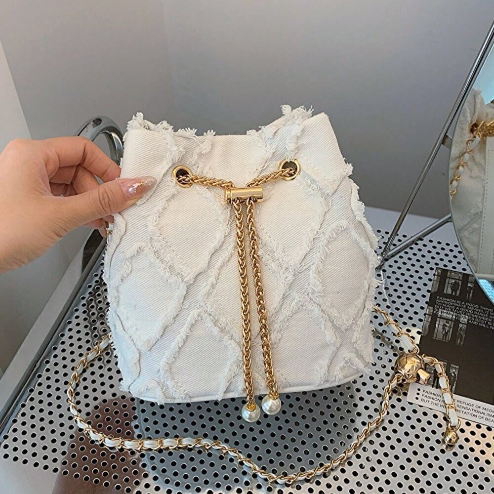 White Fashionable Women's Diamond Lattice One-Shoulder Bucket Bag - Picture 1 of 6